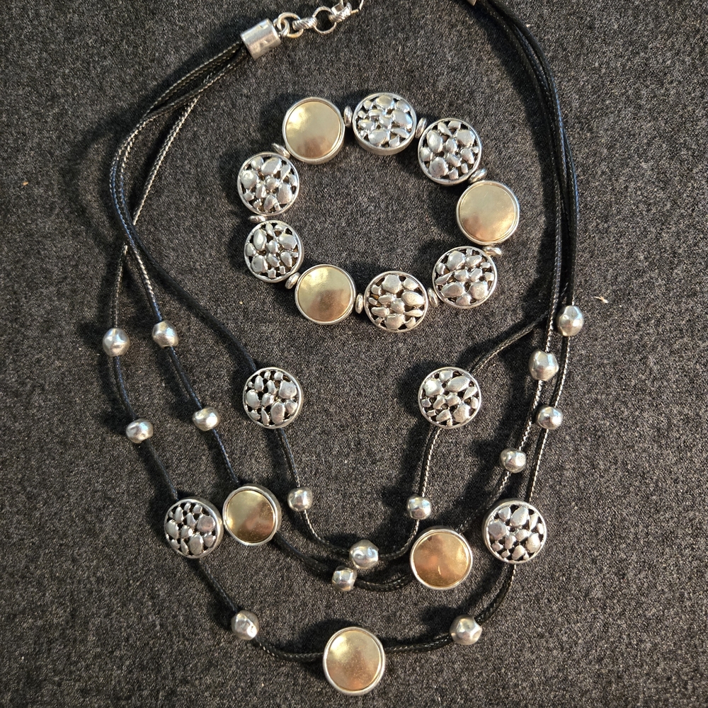 EUC Chico's 'Reversible' Necklace and Stretch Bracelet Set